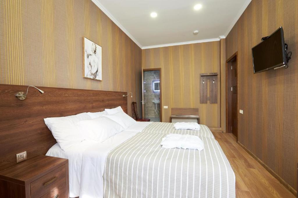 The Hilltop Skyline Hotel Tbilisi Exterior foto