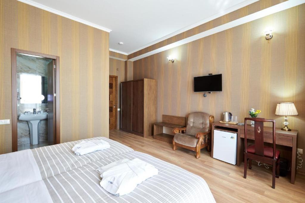 The Hilltop Skyline Hotel Tbilisi Exterior foto